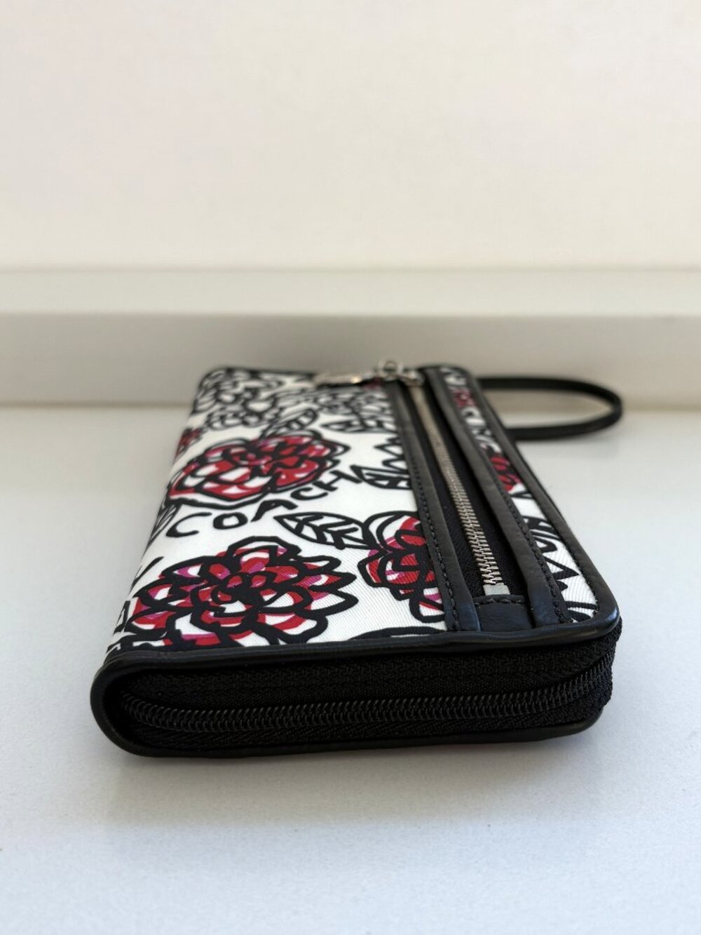 Coach Daisy Floral Graffiti Zip Wallet Large Wristlet 44977 Black & White NEW - Picture 7 of 8